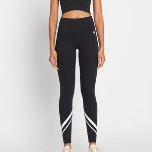 Tory Sport Leggings Weightless Chevron Mid-rise size XS. In great condition!